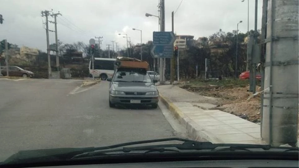 Ρομά κάνουν πλιάτσικο στα κατεστραμμένα σπίτια στο Μάτι, τρεις μήνες μετά τη φονική πυρκαγιά